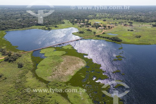 Foto feita com drone de Lago na paisagem alagada do Pantanal - Refúgio Caiman - Miranda - Mato Grosso do Sul (MS) - Brasil