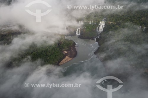 Foto feita com drone de cachoeiras no Parque Nacional do Iguaçu - Foz do Iguaçu - Paraná (PR) - Brasil