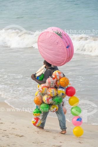 Vendedor ambulante de bolas e piscinas de plástico para criança  - Posto 6 - Praia de Copacabana - Rio de Janeiro - Rio de Janeiro (RJ) - Brasil