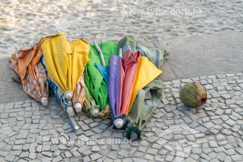 Guarda-sol no calçadão da Praia do Arpoador - Rio de Janeiro - Rio de Janeiro (RJ) - Brasil