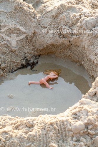 Boneca em piscina cavada na areia - Praia do Arpoador - Rio de Janeiro - Rio de Janeiro (RJ) - Brasil