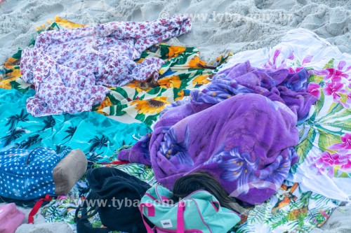 Pessoa dormindo na areia da Praia do Arpoador - Rio de Janeiro - Rio de Janeiro (RJ) - Brasil