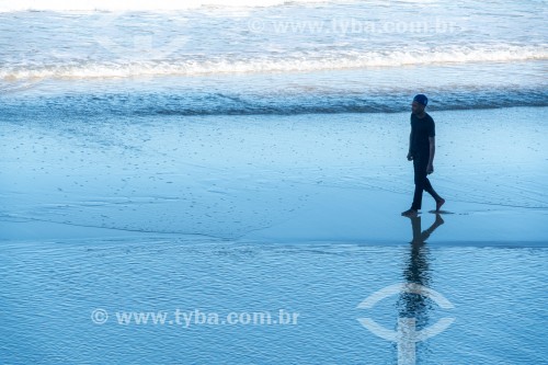 Homem caminhando na Praia do Arpoador com banco de areia - Rio de Janeiro - Rio de Janeiro (RJ) - Brasil