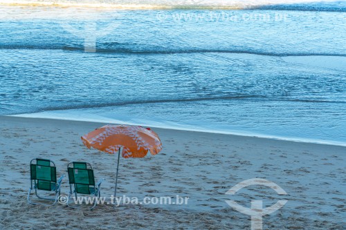 Praia do Arpoador com cadeira de praia, guarda-sol e banco de areia - Rio de Janeiro - Rio de Janeiro (RJ) - Brasil