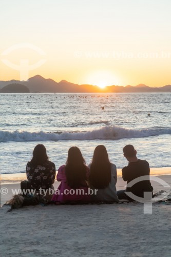Jovens observando o nascer do sol na Praia de Copacabana - Rio de Janeiro - Rio de Janeiro (RJ) - Brasil