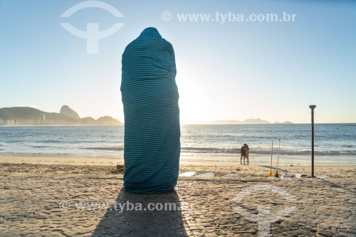 Tenda articulada embalada por comerciante da Praia de Copacabana - Rio de Janeiro - Rio de Janeiro (RJ) - Brasil