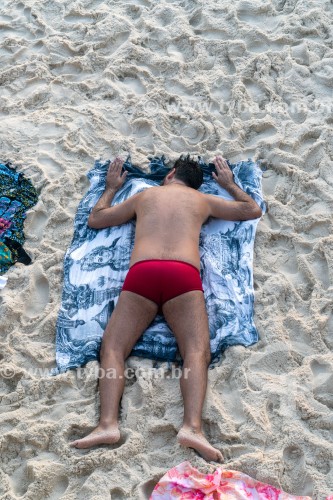 Homem deitado na areia da Praia do Arpoador  - Rio de Janeiro - Rio de Janeiro (RJ) - Brasil