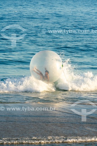 Bola inflável também chamada de water ball para aluguel na Praia de Ipanema - Rio de Janeiro - Rio de Janeiro (RJ) - Brasil