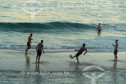 Banhistas jogando futebol (altinha) na orla da Praia de Ipanema - Rio de Janeiro - Rio de Janeiro (RJ) - Brasil