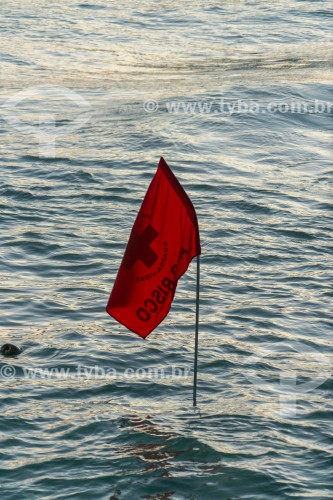 Bandeira vermelha de sinalização de alto risco para o banho de mar nas areias da Praia do Arpoador - Rio de Janeiro - Rio de Janeiro (RJ) - Brasil