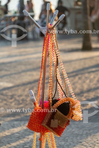 Vendedor ambulante de bolsas artesanais feitas com pedrinhas - Calçadão de Ipanema - Rio de Janeiro - Rio de Janeiro (RJ) - Brasil