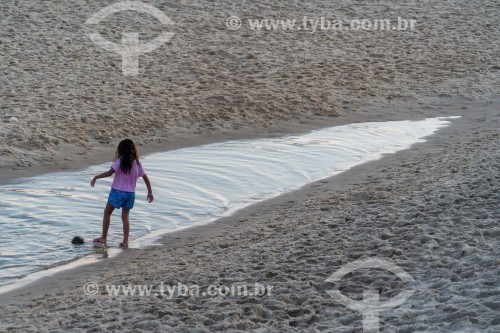 Criança brincando em poça de água na Praia de Ipanema - Rio de Janeiro - Rio de Janeiro (RJ) - Brasil