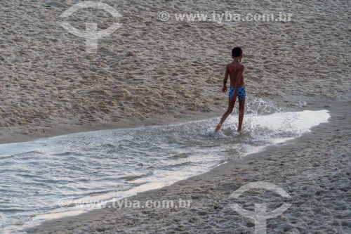 Criança brincando em poça de água na Praia de Ipanema - Rio de Janeiro - Rio de Janeiro (RJ) - Brasil