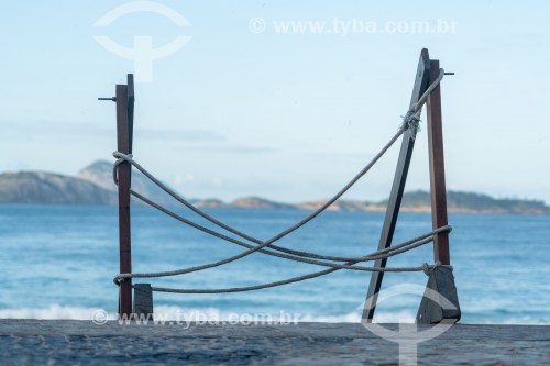 Cordas interditando o uso da escada de madeira que dá acesso à Praia do Arpoador - Rio de Janeiro - Rio de Janeiro (RJ) - Brasil