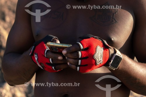 Detalhe de homem com luva utilizando telefone celular - Arpoador - Rio de Janeiro - Rio de Janeiro (RJ) - Brasil