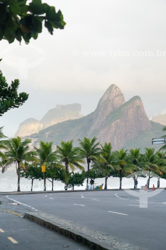 Orla de Ipanema com Morro Dois Irmãos e Pedra da Gávea ao fundo - Rio de Janeiro - Rio de Janeiro (RJ) - Brasil