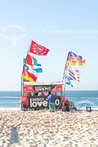 Quiosques e bandeiras na Praia de Copacabana - Rio de Janeiro - Rio de Janeiro (RJ) - Brasil