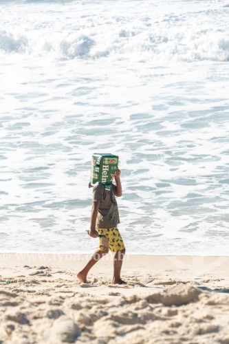 Menino brincando na Praia de Copacabana com caixa de papelão cobrindo a cabeça - Rio de Janeiro - Rio de Janeiro (RJ) - Brasil