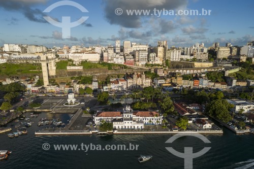 Foto feita com drone de Salvador mostrando a Cidade Baixa e a Cidade Alta - Salvador - Bahia (BA) - Brasil