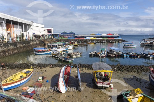 Barcos de pesca em frente à Feira de São Joaquim - Salvador - Bahia (BA) - Brasil