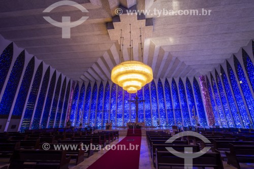 Interior do Santuário Dom João Bosco, decorado com um lustre composto de 7.400 copos de vidro Murano - A Igreja foi construida em homenagem ao padroeiro de Brasília São João Melchior Bosco  - Brasília - Distrito Federal (DF) - Brasil