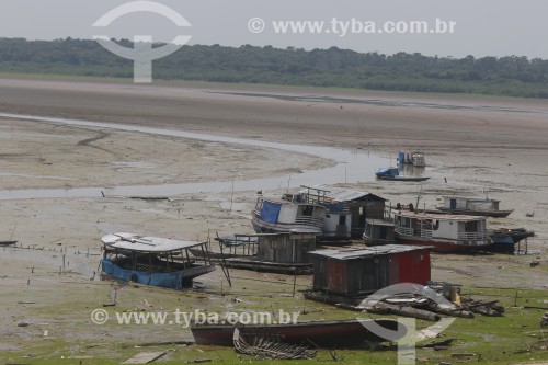 Barcos encalhados no Lago do Aleixo durante seca do Rio Negro - Manaus - Amazonas (AM) - Brasil