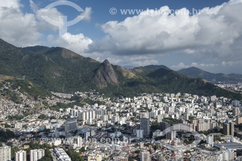 Vista aérea de prédios da Tijuca e Grajau com Pico do Perdido ao fundo - Rio de Janeiro - Rio de Janeiro (RJ) - Brasil