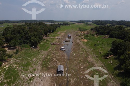 Foto feita com drone de casas flutuantes na comunidade do Lago do Catalão durante período da seca dos rios da Amazônia - Careiro da Várzea - Amazonas (AM) - Brasil