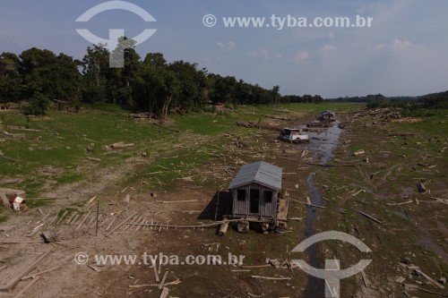 Foto feita com drone de casas flutuantes na comunidade do Lago do Catalão durante período da seca dos rios da Amazônia - Careiro da Várzea - Amazonas (AM) - Brasil