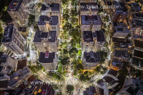 Foto feita com drone de rua arborizada e prédios residenciais - Rio de Janeiro - Rio de Janeiro (RJ) - Brasil