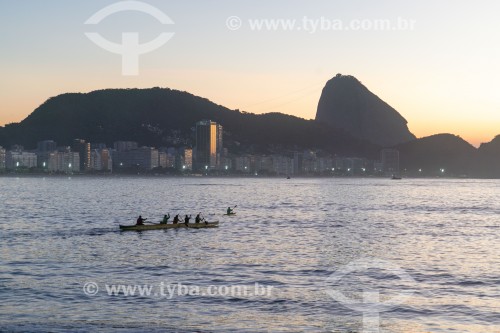 Canoa havaiana na Praia de Copacabana - Pão de Açúcar ao fundo - Rio de Janeiro - Rio de Janeiro (RJ) - Brasil