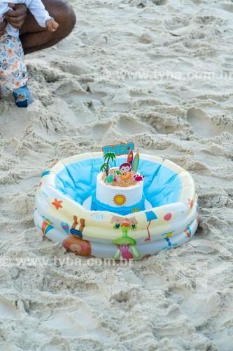 Bolo de aniversário infantil dentro de piscina inflável - Praia de Copacabana - Rio de Janeiro - Rio de Janeiro (RJ) - Brasil