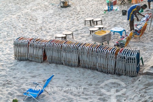 Trabalhadores na Praia do Arpoador organizando cadeiras de praia para aluguel - Rio de Janeiro - Rio de Janeiro (RJ) - Brasil