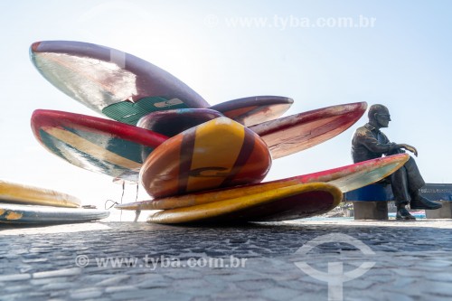 Pranchas de surfe e estátua de Carlos Drummond de Andrade - Rio de Janeiro - Rio de Janeiro (RJ) - Brasil