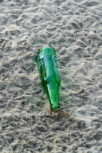 Casco de garrafa de cerveja na areia da Praia de Copacabana - Rio de Janeiro - Rio de Janeiro (RJ) - Brasil