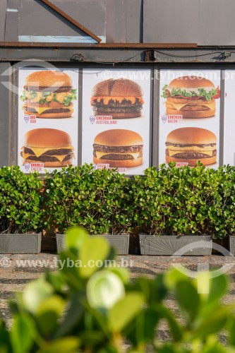 Propaganda de hambuguer da lanchonete Bobs na Avenida Atlântica - Rio de Janeiro - Rio de Janeiro (RJ) - Brasil