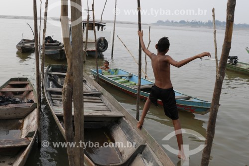Crianças brincando em barcos no Rio Solimões durante o período da estiagem - Manaus - Amazonas (AM) - Brasil