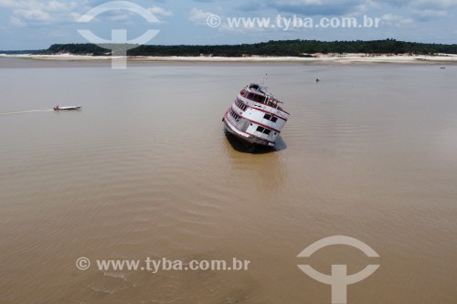 Foto feita com drone de barco regional encalhado no Rio Negro durante a estiagem - Manaus - Amazonas (AM) - Brasil
