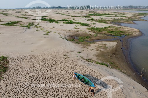 Foto feita com drone de pescadores ribeirinhos carregando canoa no leito seco do Rio Solimões - Careiro da Várzea - Amazonas (AM) - Brasil