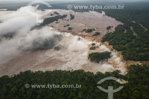 Foto feita com drone de cachoeiras no Parque Nacional do Iguaçu durante a segunda maior cheia da história - Fronteira entre Brasil e Argentina - Foz do Iguaçu - Paraná (PR) - Brasil