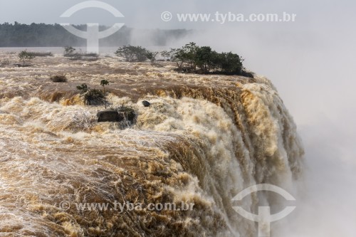 Cachoeiras no Parque Nacional do Iguaçu durante a segunda maior cheia da história - Fronteira entre Brasil e Argentina - Foz do Iguaçu - Paraná (PR) - Brasil