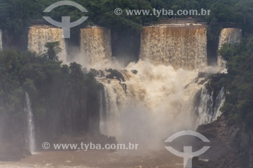 Cachoeiras no Parque Nacional do Iguaçu durante a segunda maior cheia da história - Fronteira entre Brasil e Argentina - Foz do Iguaçu - Paraná (PR) - Brasil