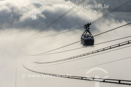 Bondinho fazendo a travessia entre o Morro da Urca e o Pão de Açúcar em meio a nuvens - Rio de Janeiro - Rio de Janeiro (RJ) - Brasil