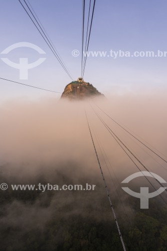 Bondinho fazendo a travessia entre o Morro da Urca e o Pão de Açúcar em meio a nuvens - Rio de Janeiro - Rio de Janeiro (RJ) - Brasil