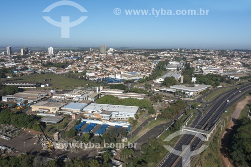 Foto feita com drone da Coopercitrus Cooperativa de Produtores Rurais com a cidade de Bebedouro ao fundo - Bebedouro - São Paulo (SP) - Brasil