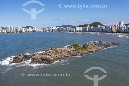 Foto feita com drone da Ilha Pompeba e no fundo as Praias de Astúrias à esquerda e Pintangueiras à direita - Guarujá - São Paulo (SP) - Brasil