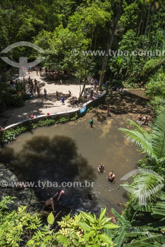 Turistas tomando banho nas águas da Cascatinha Taunay - Parque Nacional da Tijuca  - Rio de Janeiro - Rio de Janeiro (RJ) - Brasil