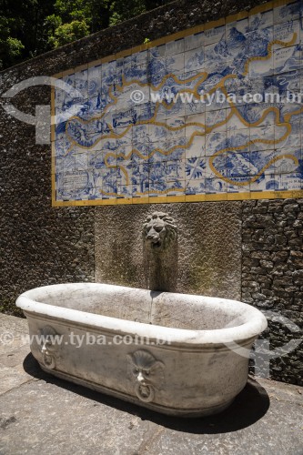 Detalhe de banheira e fonte na Floresta da Tijuca próximo à Cascatinha Taunay - Rio de Janeiro - Rio de Janeiro (RJ) - Brasil