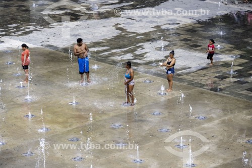 Pessoas se refrescando na Praça Molhada do Vale do Anhangabaú em dia de calor recorde - Fenômeno El Nino - São Paulo - São Paulo (SP) - Brasil