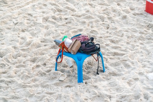 Banco com objetos pessoais de banhistas na Praia de Ipanema - Rio de Janeiro - Rio de Janeiro (RJ) - Brasil